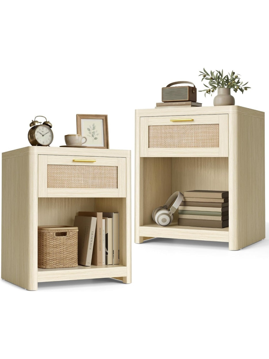 Zestaw 2 stolikow nocnych w stylu boho z frontami imitujacymi rattan oraz otwarta polka